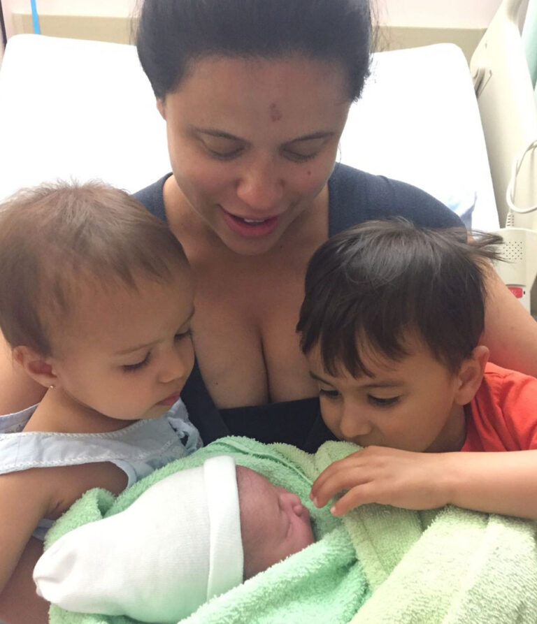 Alongside Doula Fabiana Rodrigues and her 3 kids